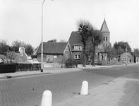 109713 Gezicht in de Dorpsstraat te Vleuten (gemeente Vleuten-De Meern), met het huis Dorpsstraat 7 en rechts op de ...